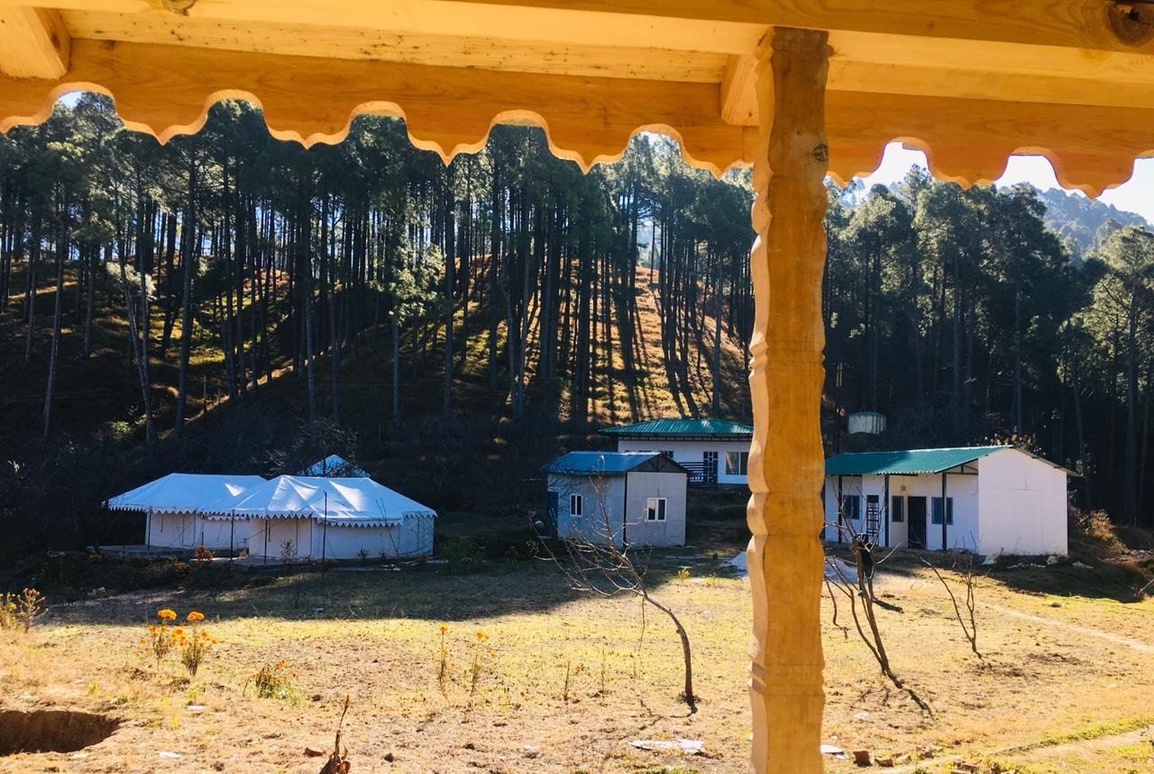 yoga-retreat-center-in-himalayas